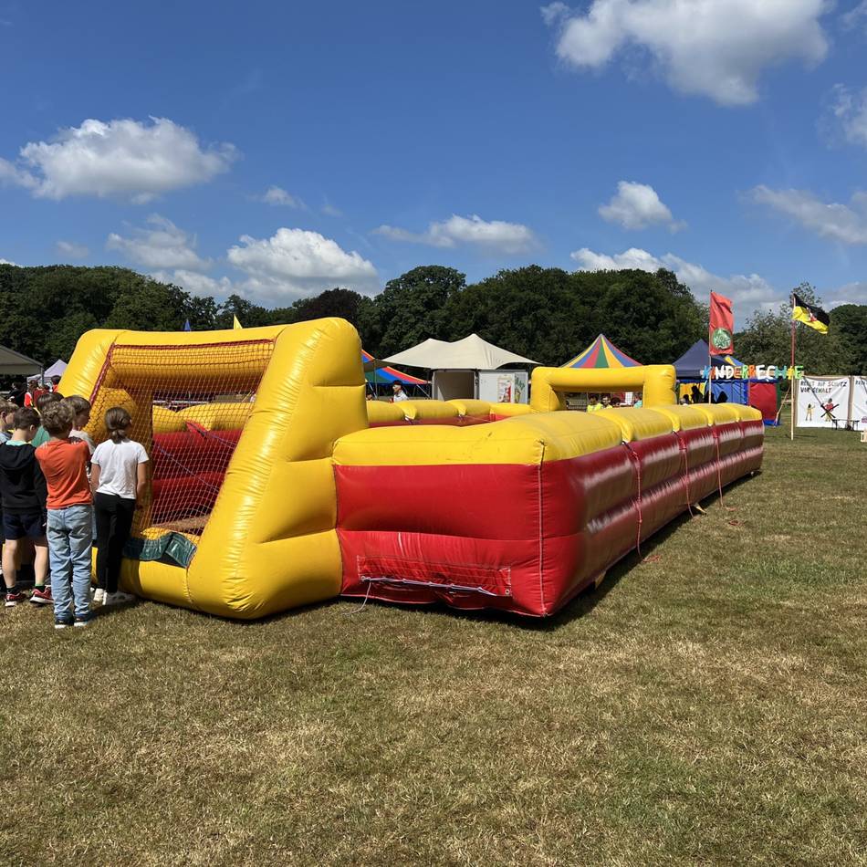 Jugendamt Kreis Viersen: Nach 452 Einsätzen – Kreis Viersen kauft neue Hüpfburg