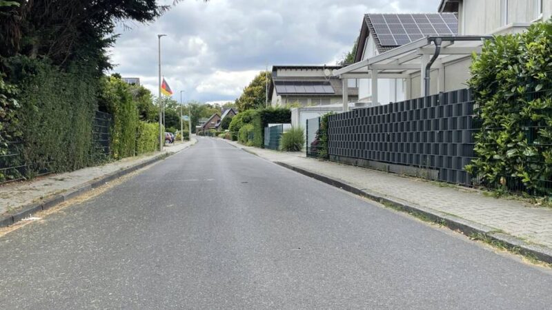 Fahrbahn nicht breit genug: Parkverbot auf der Cusanusstraße in Kaarst