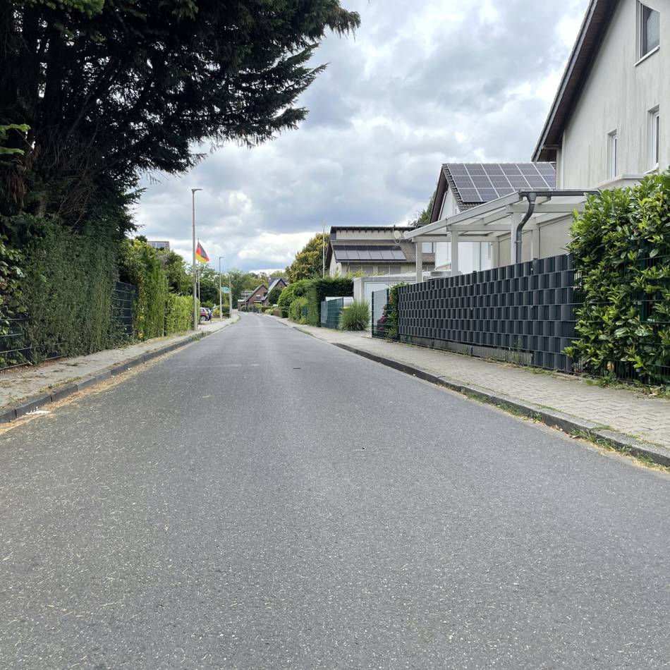 Fahrbahn nicht breit genug: Parkverbot auf der Cusanusstraße in Kaarst