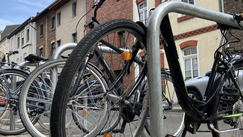 Beschwerden von Neusser Anwohnern: Warum die Fahrradbügel an der Hermannstraße bald abgebaut werden
