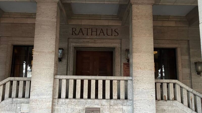 Amt für Migration und Integration in Neuss: Deshalb müssen Antragsteller lange auf einen Termin warten