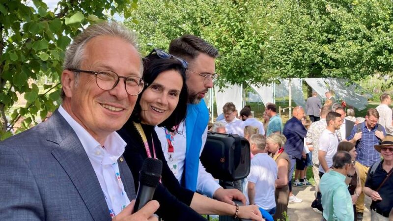 Patenschaftsaktion von Verein „Grünes Herz“: 90 Spender entdecken ihre Bäume im Neusser Schützenhain