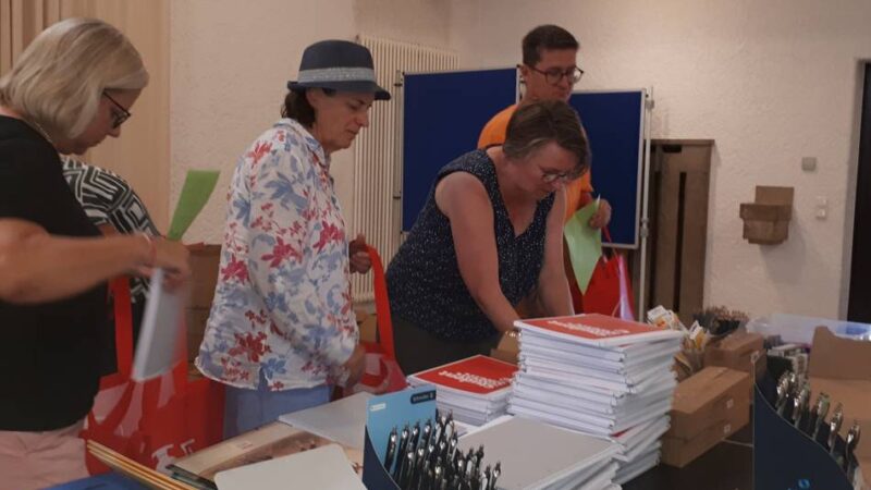 Hilfe für bedürftige Familien in Rheinberg: Hier sind die Schultaschen schon gepackt