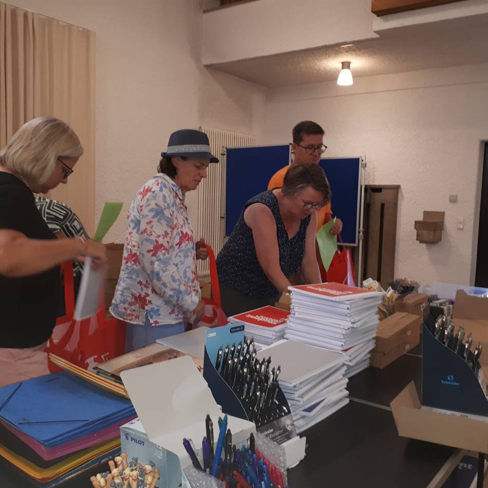 Hilfe für bedürftige Familien in Rheinberg: Hier sind die Schultaschen schon gepackt