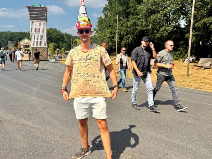 Fangeschichte beim Parookaville: Johannes wird mit Pylonen auf dem Kopf zum Festivalstar