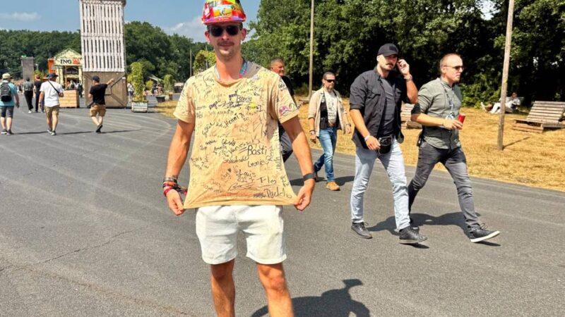 Fangeschichte beim Parookaville: Johannes wird mit Pylonen auf dem Kopf zum Festivalstar