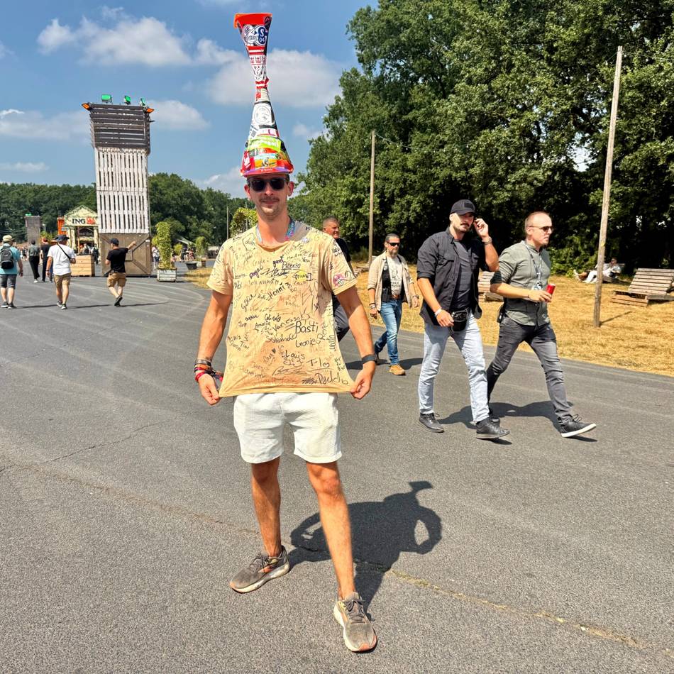 Fangeschichte beim Parookaville: Johannes wird mit Pylonen auf dem Kopf zum Festivalstar
