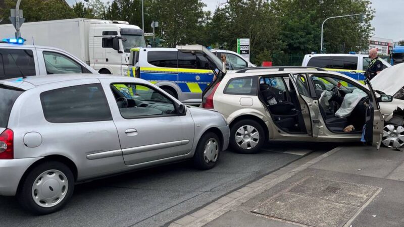 Verfolgungsjagd im Kreis Mettmann: Ohne Führerschein über drei Autobahnen – 43-Jähriger kracht in Ampelmast