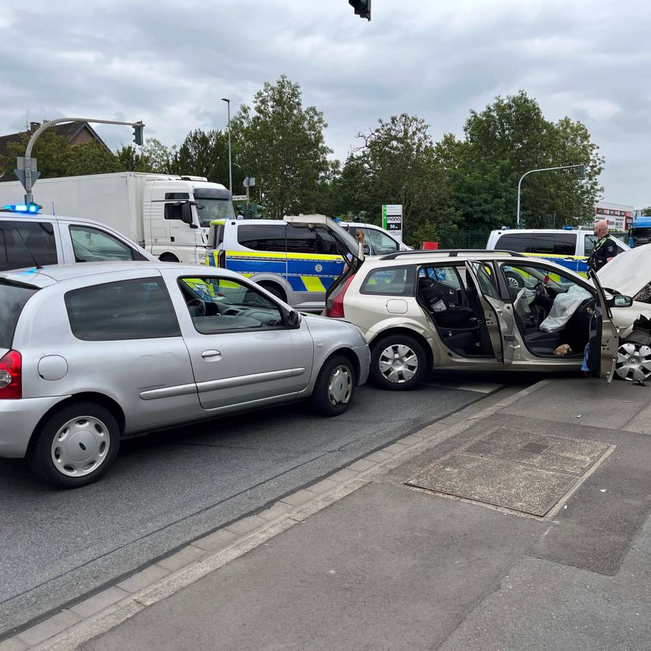 Verfolgungsjagd im Kreis Mettmann: Ohne Führerschein über drei Autobahnen – 43-Jähriger kracht in Ampelmast