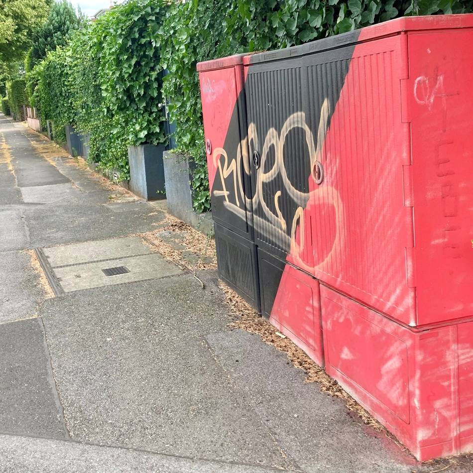 Straßenrand-Verschönerung in Leverkusen: Beklebt, besprüht, verwittert – die Postverteilerkästen sollen weg