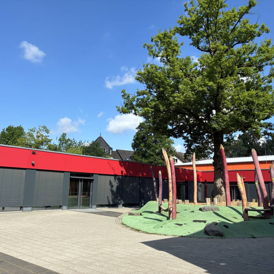 Grundschulen in Wermelskirchen: Eine alte Eiche als Mittelpunkt