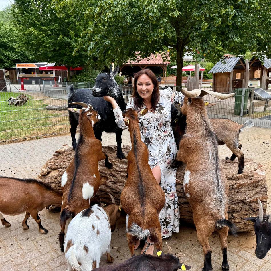 Benefizgala unterstützt Tiergarten Kleve: Ziege beißt Musicalstar in die Haare – sie singt trotzdem weiter