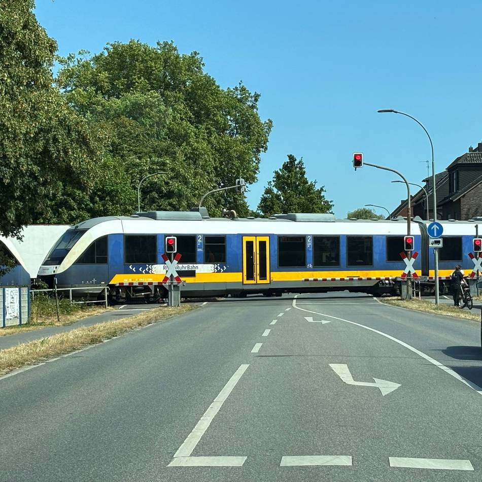 Defekter Bahnübergang: Niersexpress blockiert kompletten Verkehr in Geldern