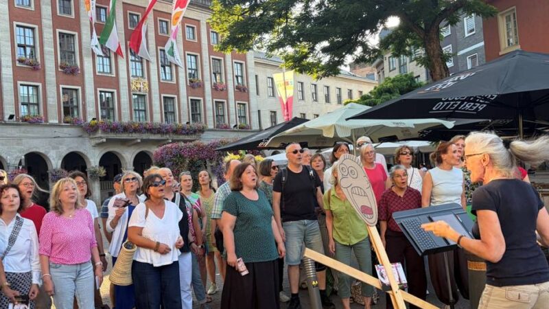 Chorprobe auf dem Markt in Neuss: Tenöre gesucht: Roundabout wirbt mit Flashmob