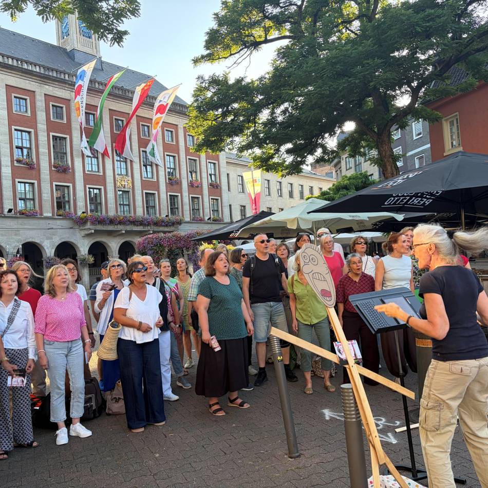 Chorprobe auf dem Markt in Neuss: Tenöre gesucht: Roundabout wirbt mit Flashmob