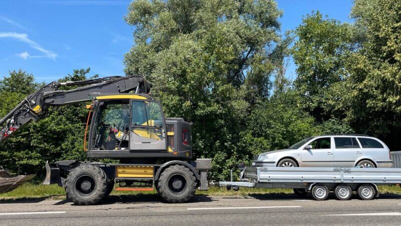 Schaufelbagger zieht Anhänger mit Auto: Polizei stoppt „ungewöhnliches Gespann“ auf der B58