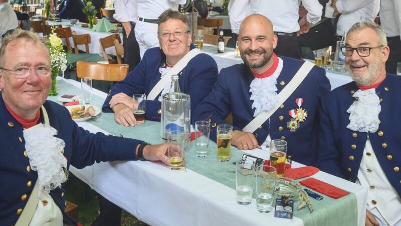 Borussiaschützen in Emmerich: Radfahrer sorgt beim Schützenfest für außergewöhnlichen Moment