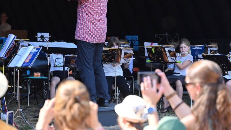 Freiluft-Konzert in Wermelskirchen: Volles Haus im Dorfpark Dabringhausen