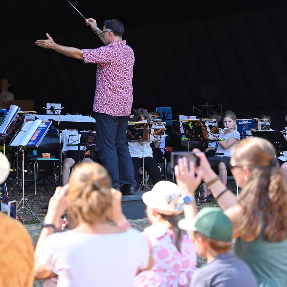 Freiluft-Konzert in Wermelskirchen: Volles Haus im Dorfpark Dabringhausen