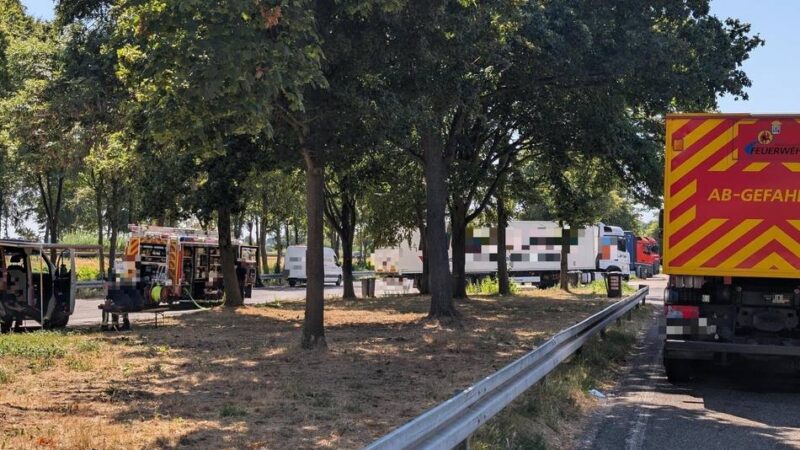 Feuerwehr Mönchengladbach im Einsatz: Autobahnparkplatz Herrather Linde gesperrt – Gefahrenstoff ausgetreten