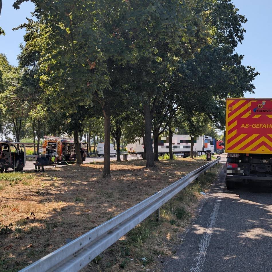 Feuerwehr Mönchengladbach im Einsatz: Autobahnparkplatz Herrather Linde gesperrt – Gefahrenstoff ausgetreten