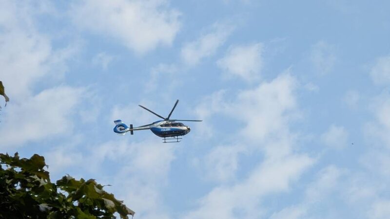 Am Himmel über Düsseldorf: Polizeihubschrauber kreist über Wersten und Bilk – dramatischer Einsatz