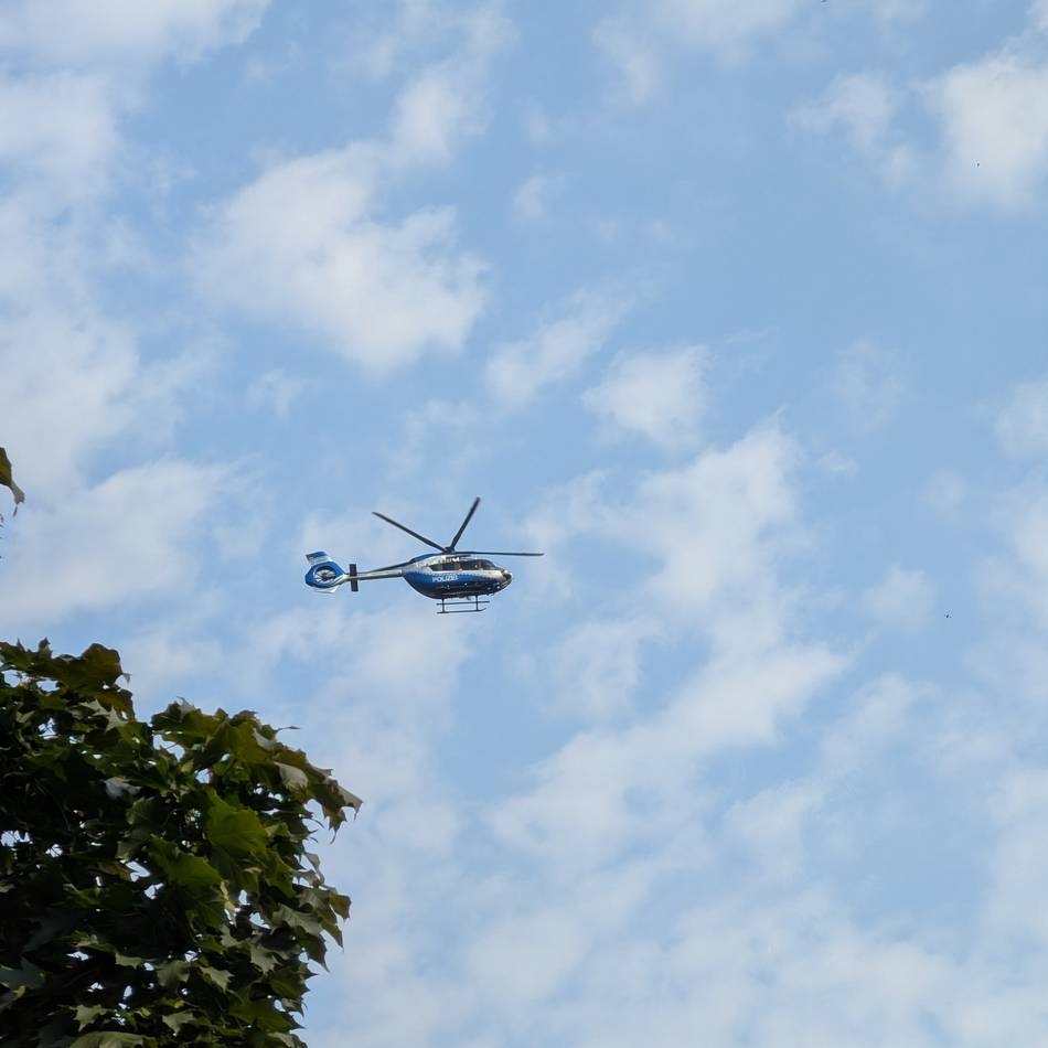 Am Himmel über Düsseldorf: Polizeihubschrauber kreist über Wersten und Bilk – dramatischer Einsatz