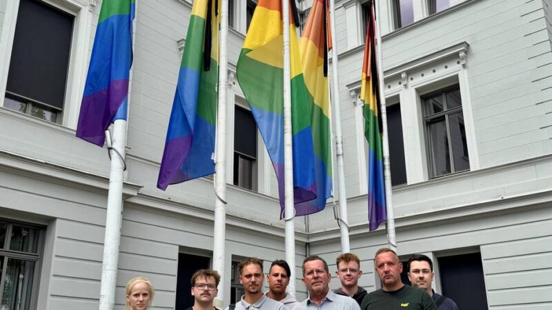 Regenbogenflaggen auf Halbmast: Schutzmaßnahmen für CSD in Krefeld werden überprüft