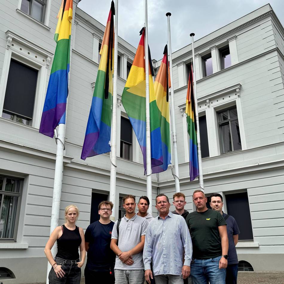 Regenbogenflaggen auf Halbmast: Schutzmaßnahmen für CSD in Krefeld werden überprüft