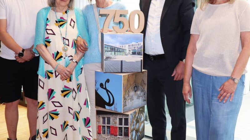 750 Jahre Ratingen
: Kinder fotografieren ihre Stadt – und schenken dem Bürgermeister das Ergebnis