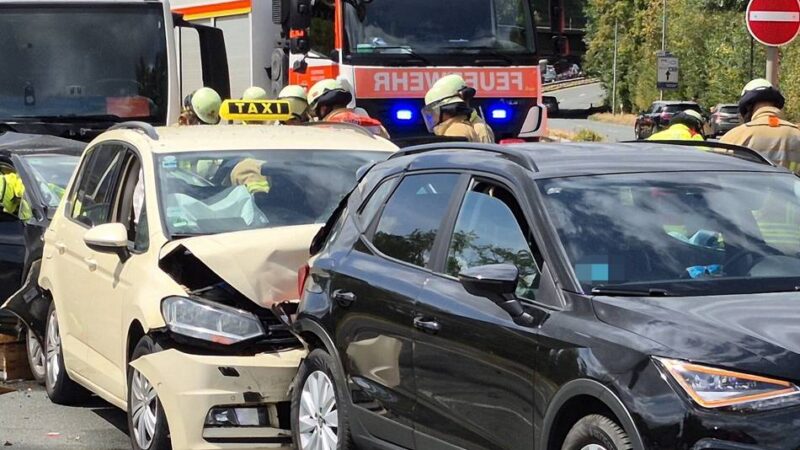 Großeinsatz in Düsseldorf-Garath: Schwerer Auffahrunfall mit einem Lkw und drei Autos – Personen in Lebensgefahr