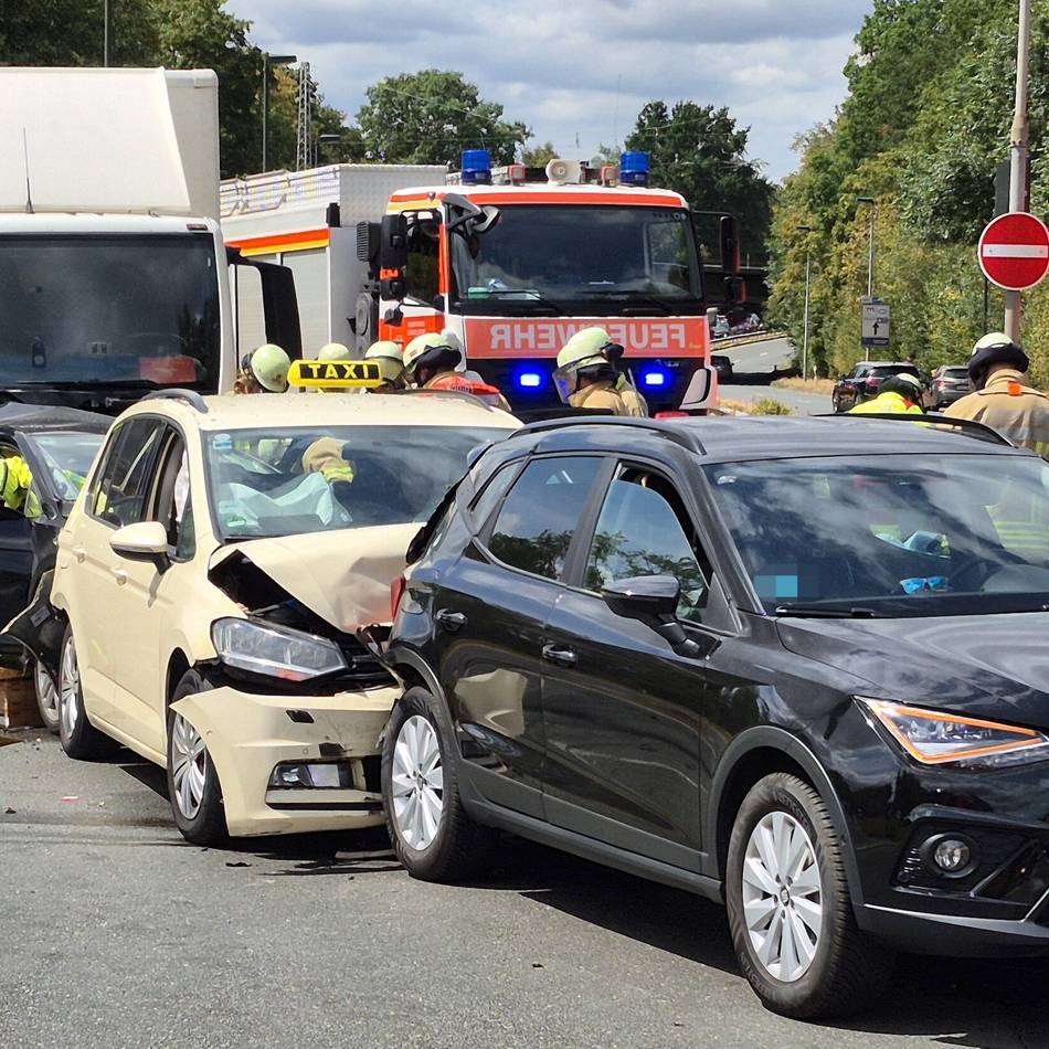 Großeinsatz in Düsseldorf-Garath: Schwerer Auffahrunfall mit einem Lkw und drei Autos – Personen in Lebensgefahr