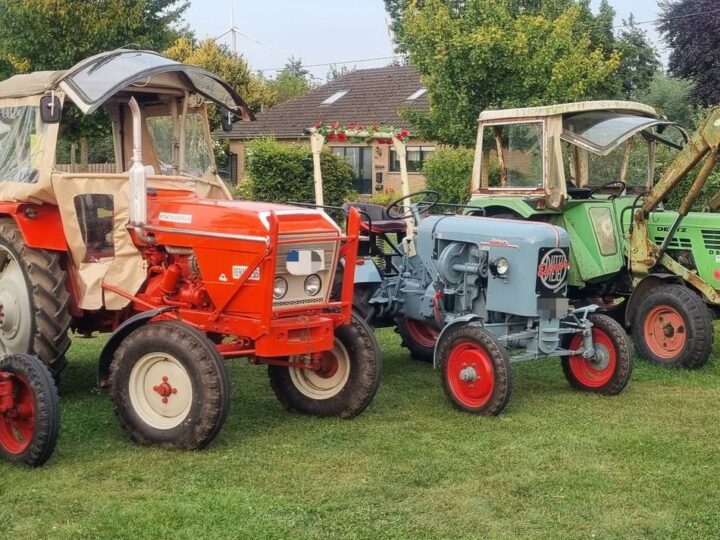 Auf Zeitreise mit Oldtimer-Traktoren: Treckertreffen in Wachtendonk an der Burgruine