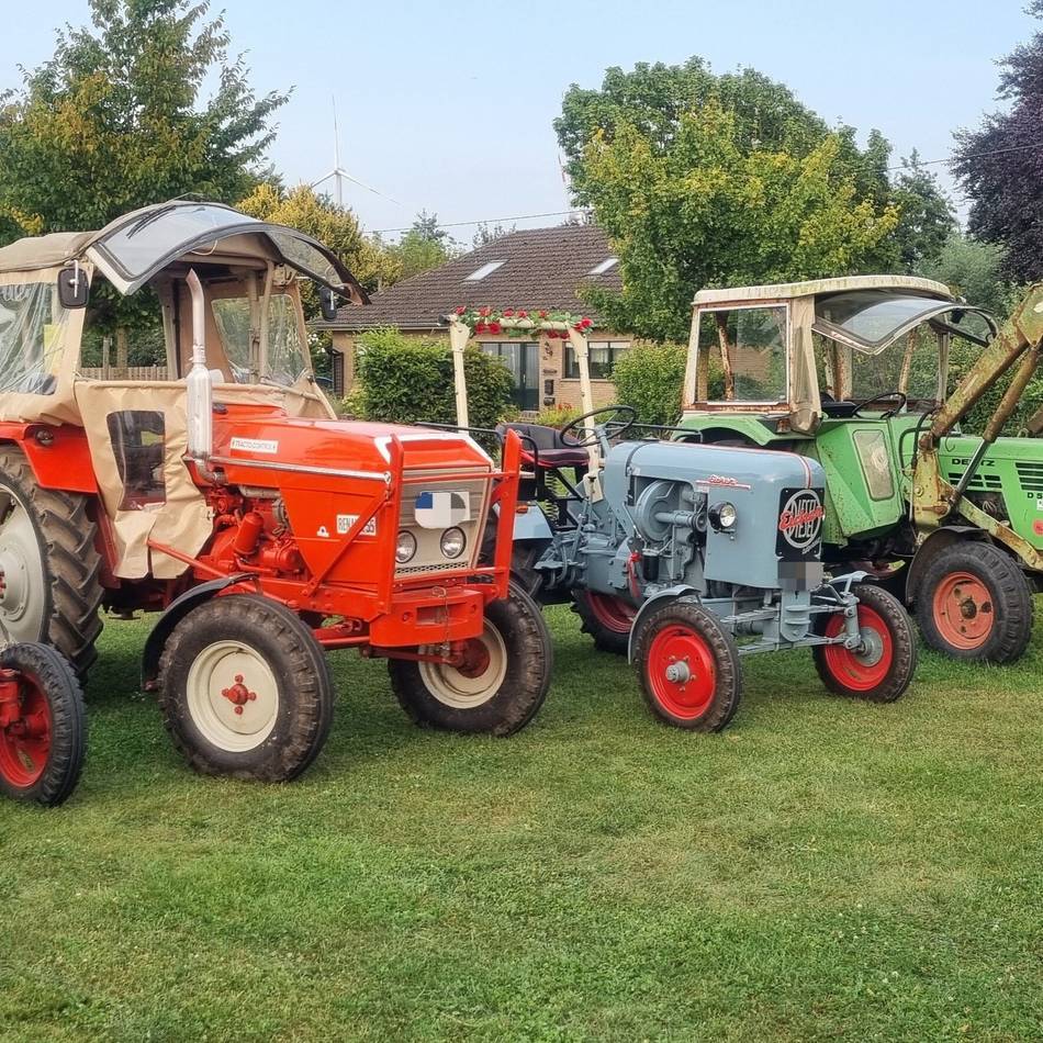 Auf Zeitreise mit Oldtimer-Traktoren: Treckertreffen in Wachtendonk an der Burgruine