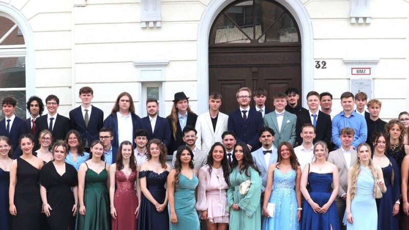Gratulation zur bestandenen Prüfung: Die Abiturienten der Gesamtschule Nettetal