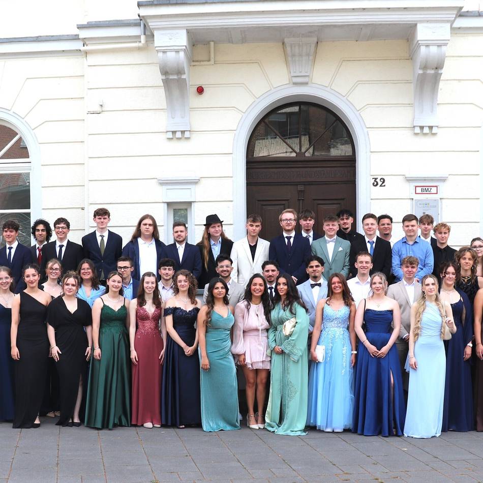 Gratulation zur bestandenen Prüfung: Die Abiturienten der Gesamtschule Nettetal