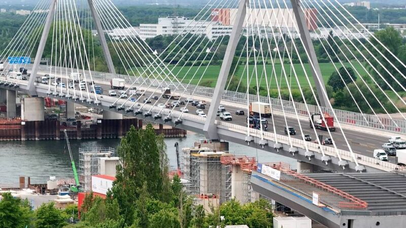 A1 bei Leverkusen: Nach Fahrzeugbrand – Leverkusener Brücke nur einspurig befahrbar