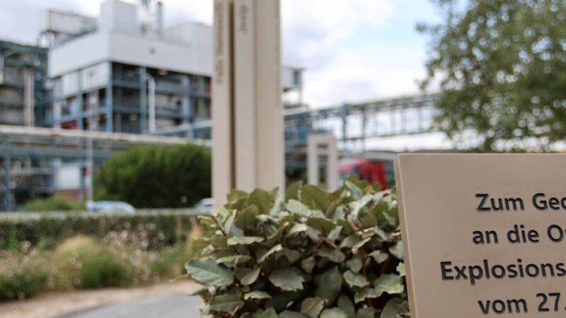 Im Chempark Leverkusen: Schweigeminute: Gedenken an Explosion 2021
