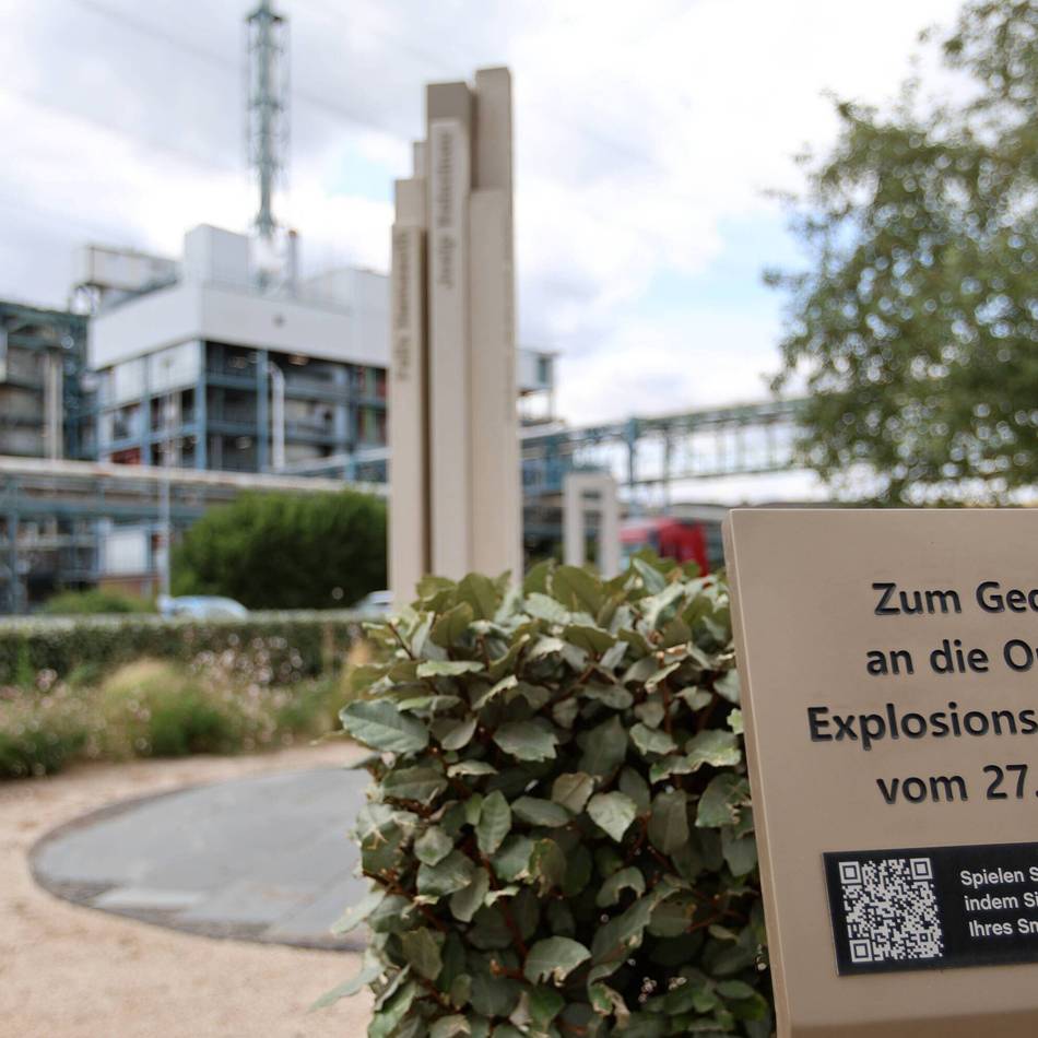 Im Chempark Leverkusen: Schweigeminute: Gedenken an Explosion 2021