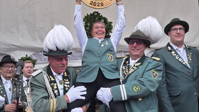 Proklamation vor dem Festzelt: Hückeswagen hat eine Schützenkönigin