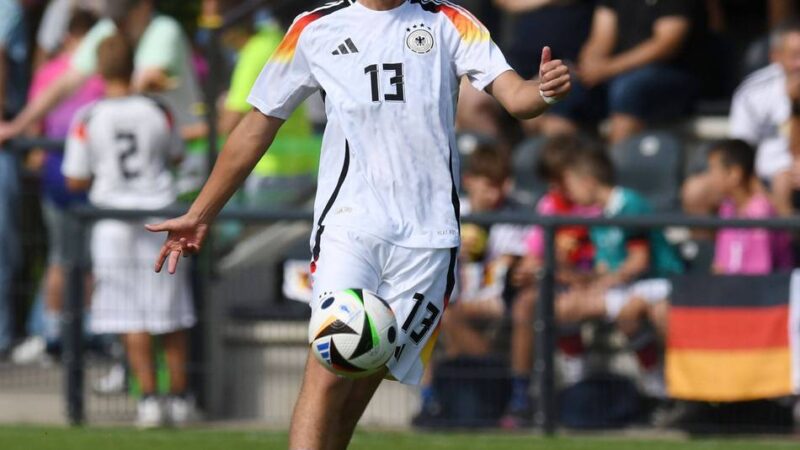 „Spannende Voraussetzungen“: Elias Vali Fard bleibt in Gladbach und unterschreibt einen Profivertrag bis 2028