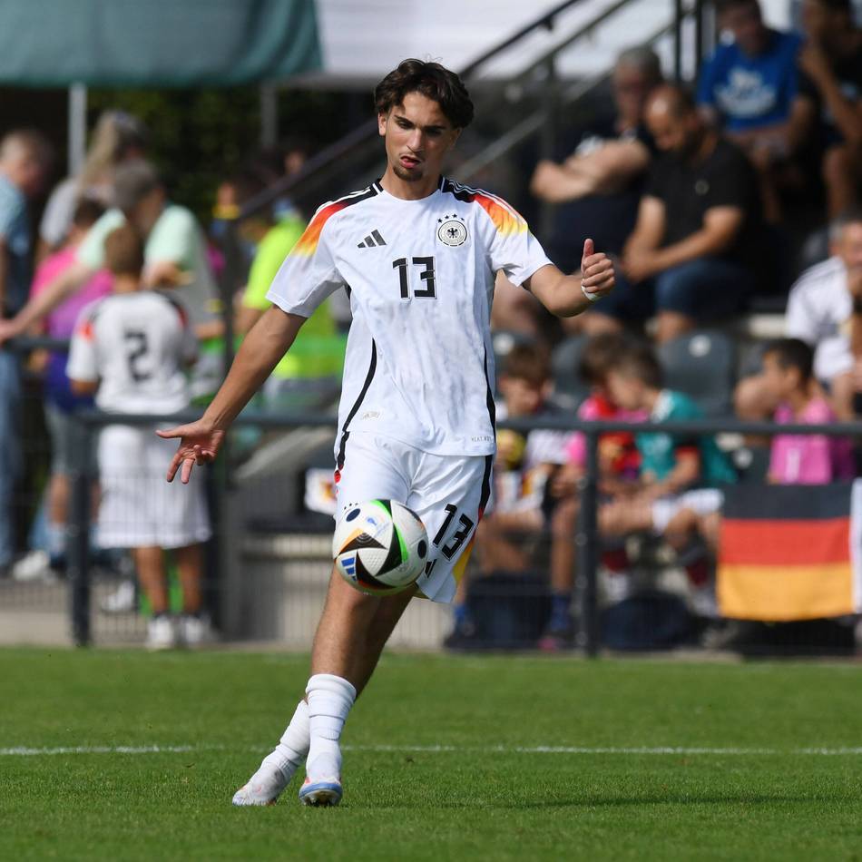 „Spannende Voraussetzungen“: Elias Vali Fard bleibt in Gladbach und unterschreibt einen Profivertrag bis 2028