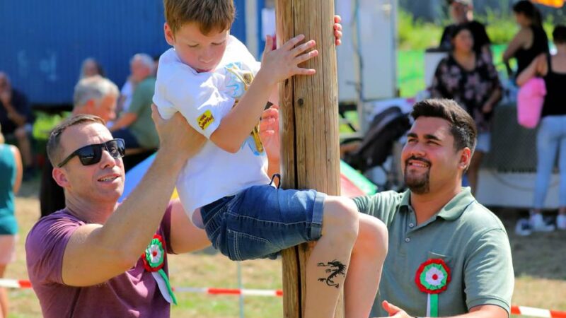 Kirmes und Schützenfest in Rheinberg: Kinderbelustigung mit Kletterstange diesmal schon am Sonntag