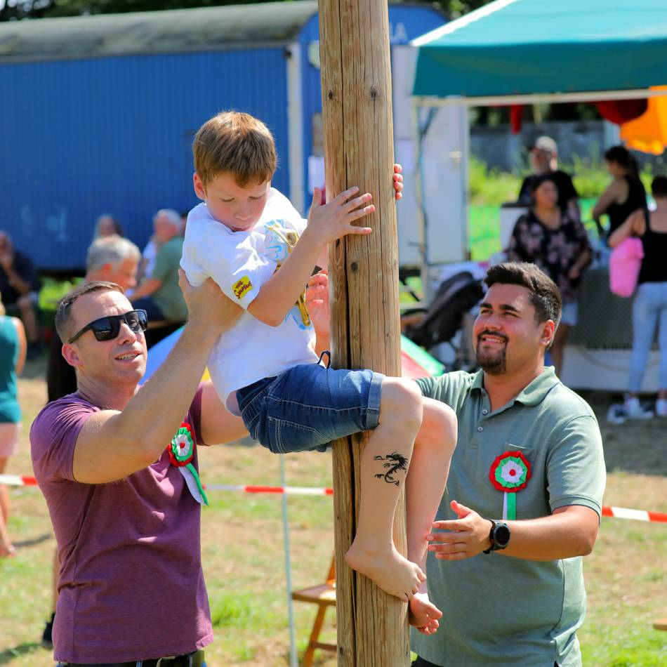 Kirmes und Schützenfest in Rheinberg: Kinderbelustigung mit Kletterstange diesmal schon am Sonntag