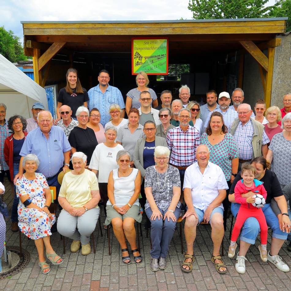 Pumpenfest in Rheinberg: Nachbarschaft „Öm de 11 Hüser“ besteht 90 Jahre
