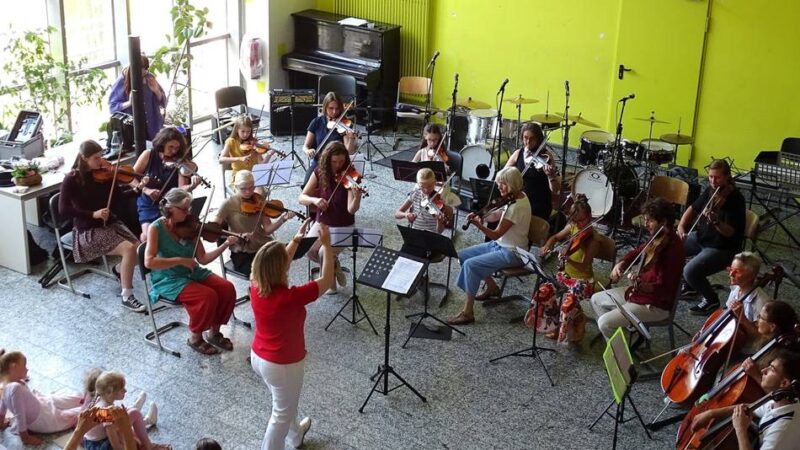 Musikschulfest in Radevormwald: Instrumente zum Schnuppern, Auftritte und ein Ständchen
