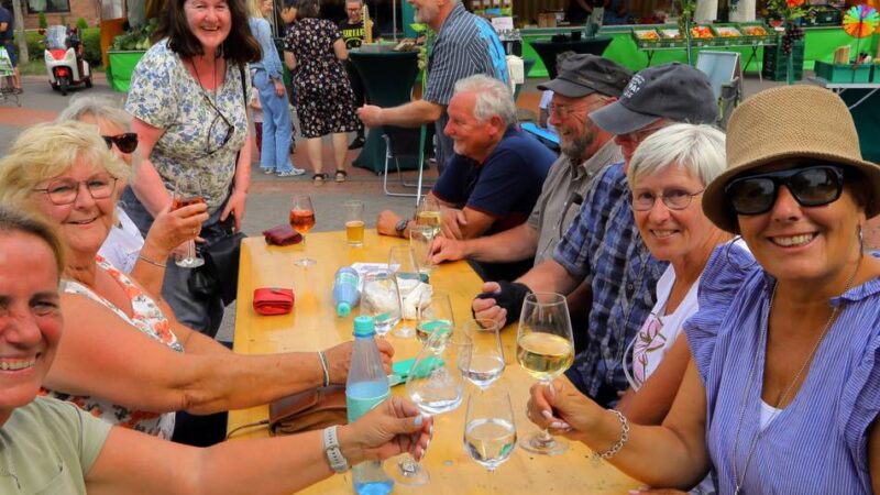 Beim Wochenmarkt am Samstag: Weinfest belebt den Dorfplatz in Ossenberg