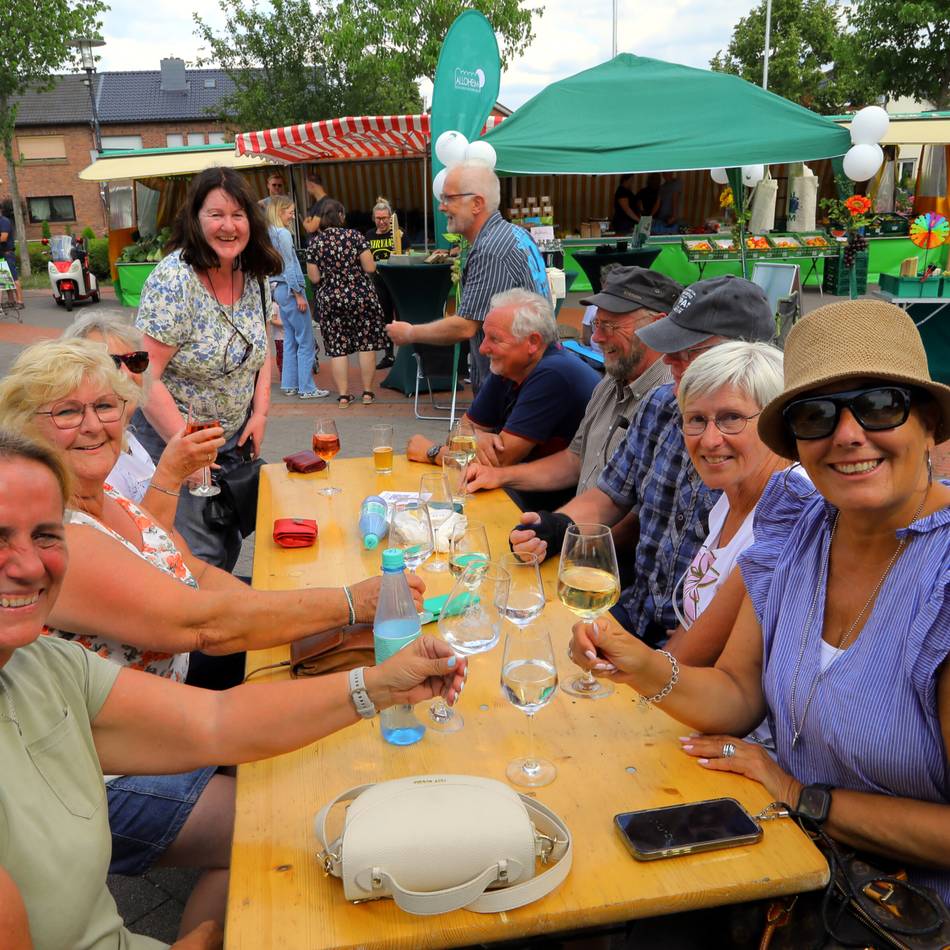 Beim Wochenmarkt am Samstag: Weinfest belebt den Dorfplatz in Ossenberg