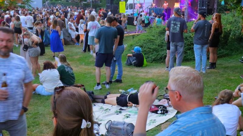 Freiluft-Disco in Rheinberg: Viel los bei Techno im Park am Spanischen Vallan
