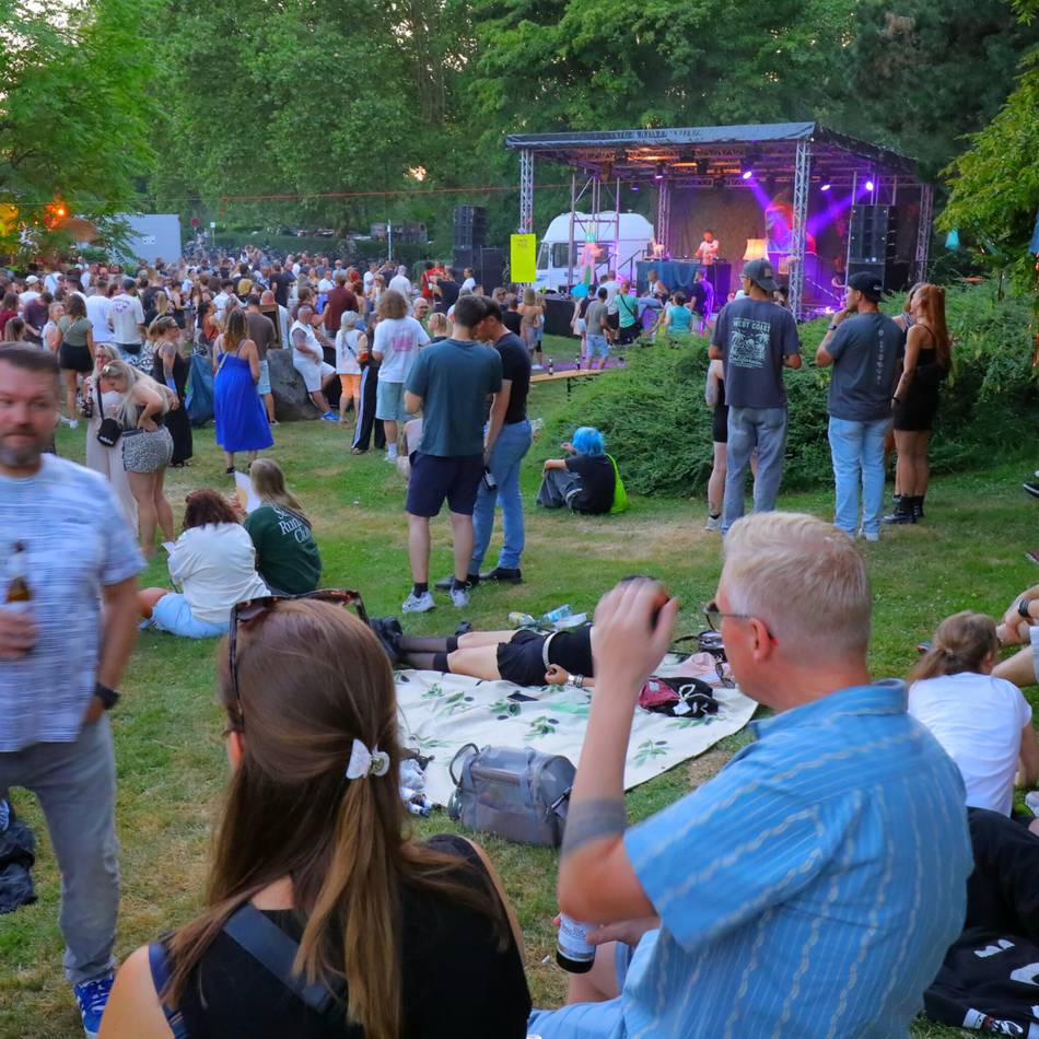 Freiluft-Disco in Rheinberg: Viel los bei Techno im Park am Spanischen Vallan